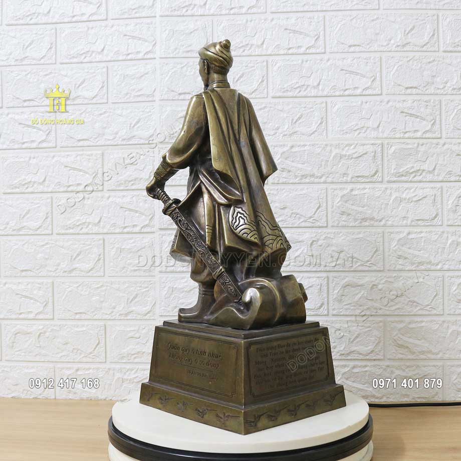 Từng đường n&eacute;t tr&ecirc;n pho tượng được l&agrave;m tỉ mỉ 